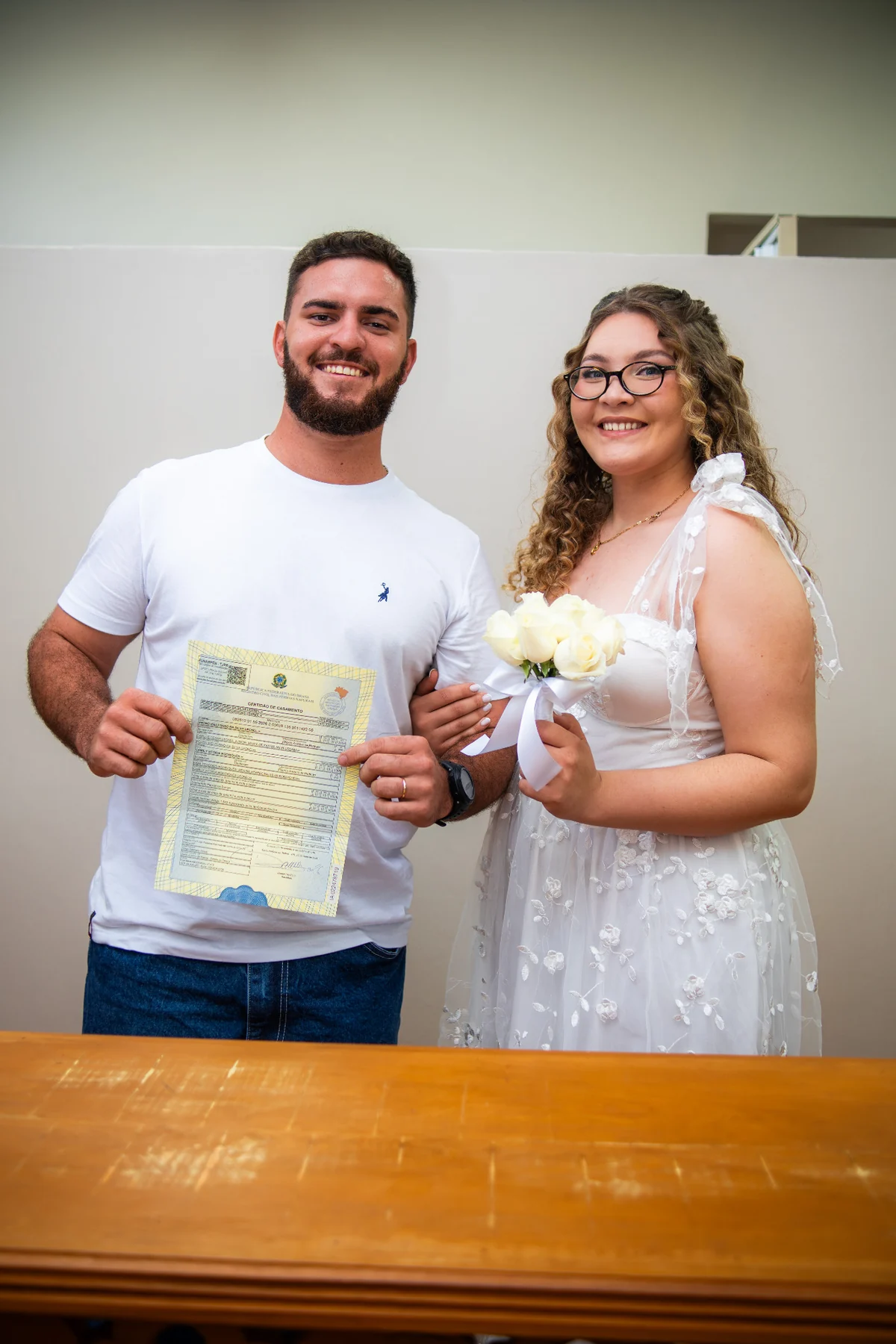 Casal com certidão de casamento