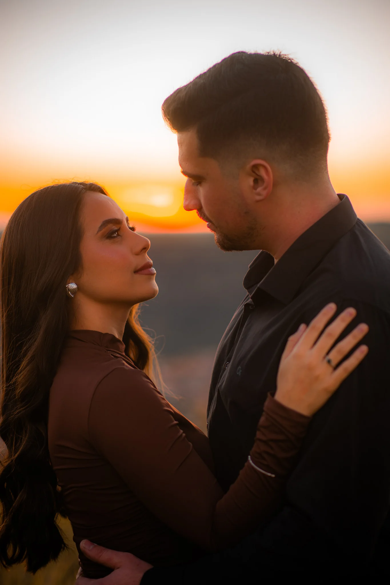 Casal em contraluz ao entardecer